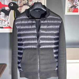 Herno Cardigan - Vi säljer nu denna exklusiva Herno cardigan. En väldigt snygg och stilren cardigan.  Cond 8/10 (pinholes och solblekt) Nypris 7300 kr - Vårt pris 1899 kr.  Endast cardigan som medföljer vid köp.  Snabba och enkla affärer prioriteras i vanlig ordning.