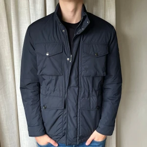 J Lindeberg fieldjacket (Nyskick) - Säljer min J Lindberg fieldjacket: storlek M