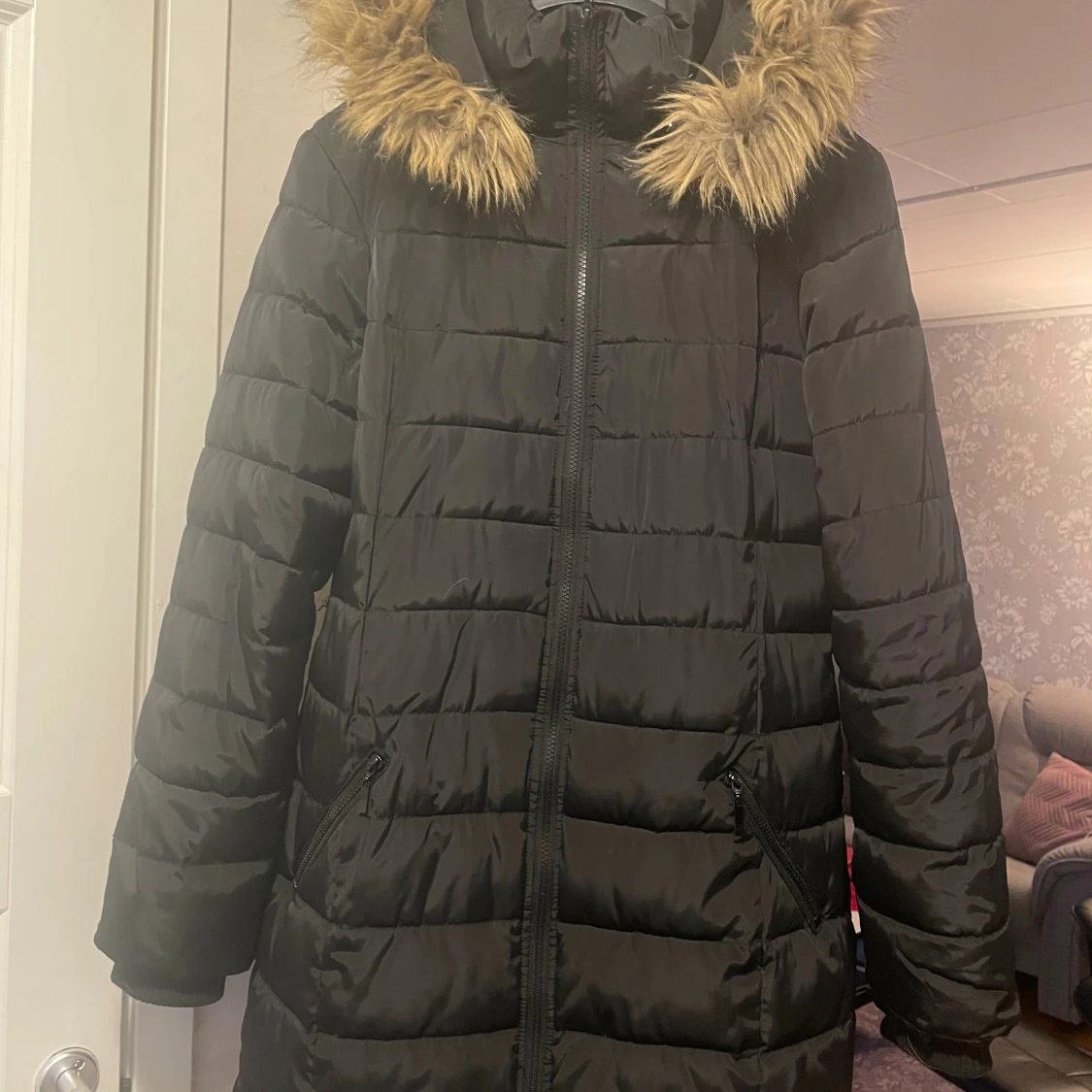 Svart lång täckkappa med fuskpäls