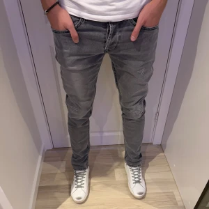 Dondup George  - Snygga dondup jeans. Modell: George✔️ Skick 8/10✔️ Mått: Längd: 101cm Midja:  40cm✔️ Trendigaste jeansen på marknaden✔️Vid minsta fundering kontakta oss✔️