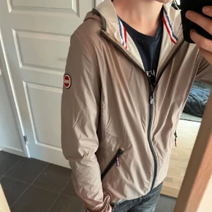 Colmar Windbreaker | XS - Säljer den här Tvärfeta windbreakern från colmar då den tyvärr börjar att bli för liten. Storlek: Xs. Fint skick och har inga defekter! Passar dig nog bra om du är imellan 159-170. VID SNABB AFFÄF KAN PRISET DISKUTERAS!! Hör bara av er vid frågor eller funderingar!🙏🙌