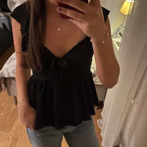 Svart blus - Jättefin svart trendig blus🙌🏻💕säljer likadan fast i vit också🥰