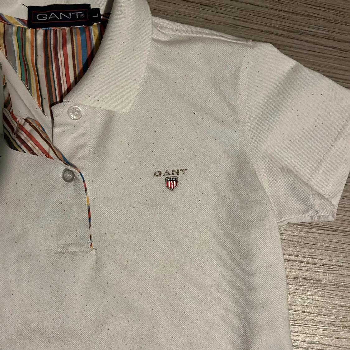 Vit piké från Gant med ränder vid nack kragen  - 3