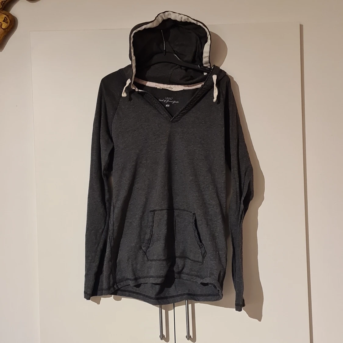 Mörkgrå hoodie från H&M L.O.G.G.