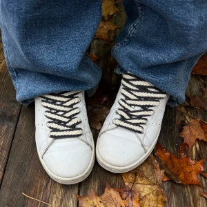 NEW YORK - • NEW YORK •  1,5x120 cm. ✨Ge dina skor ett nytt utseende med våra trendiga och prisvärda skosnören – en enkel detalj som gör skillnad!!🙌🏻