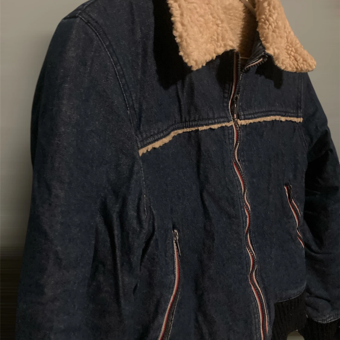 Mörkblå jeansjacka med teddykrage - 1