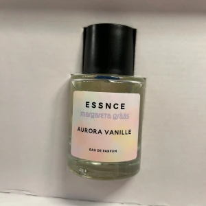 Essnce Aurora Vanille Eau de Parfum - Aurora Vanille 50ml från Essnce och Margareta Grääs. Oöppnad, ingen doft för mig. 