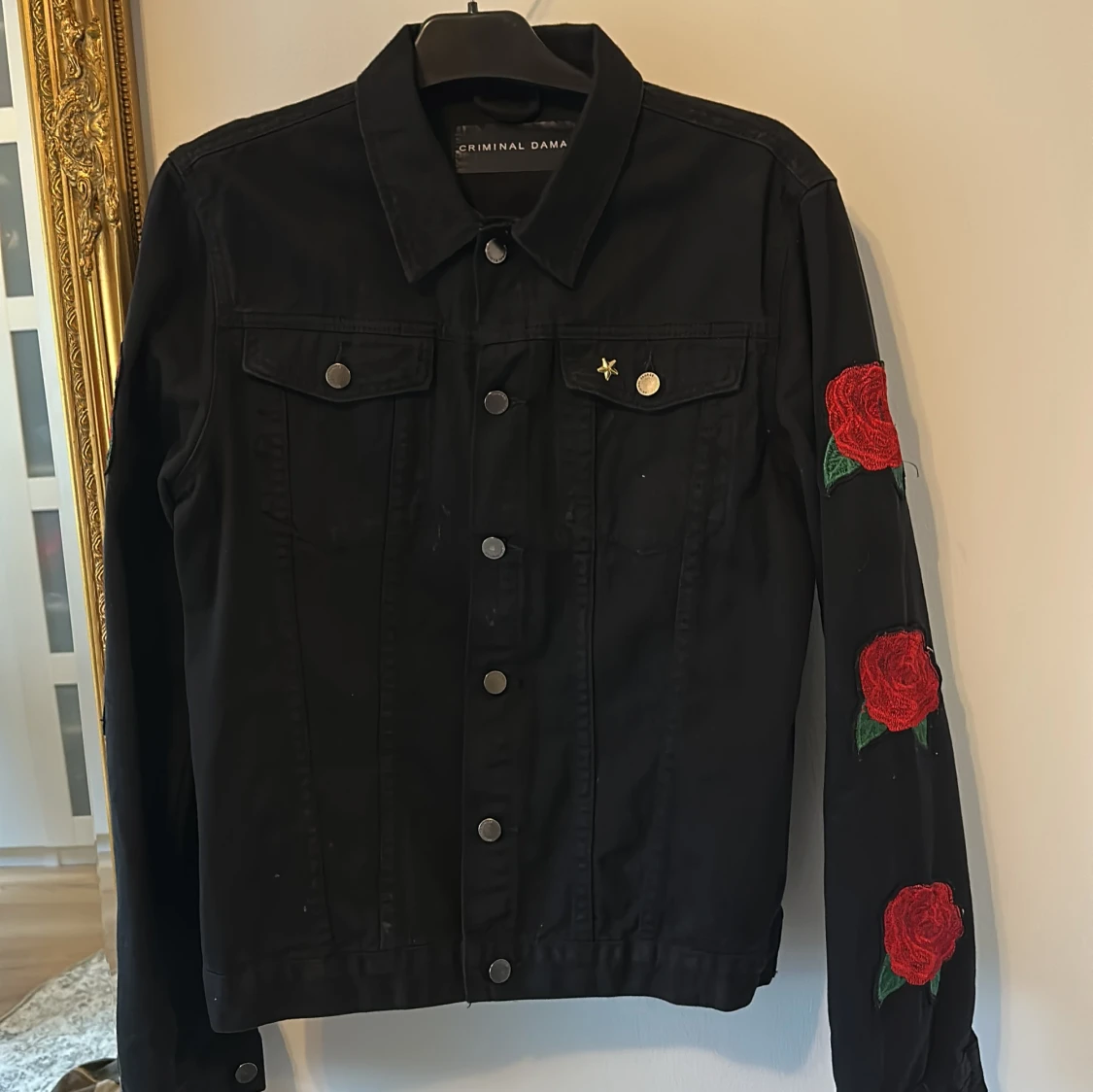 Svart jeansjacka med röda rosor