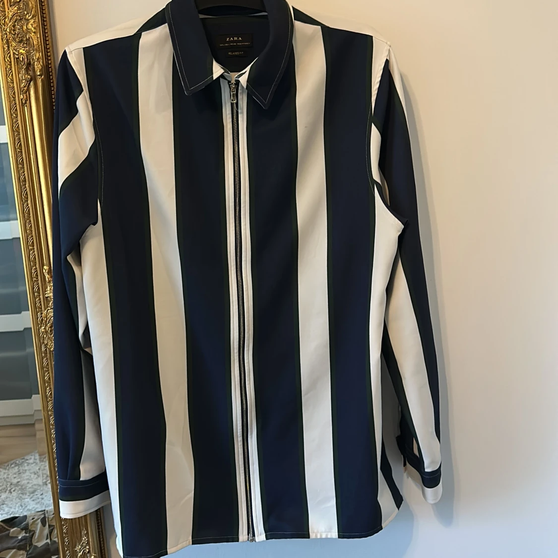 Randig skjorta med dragkedja från Zara