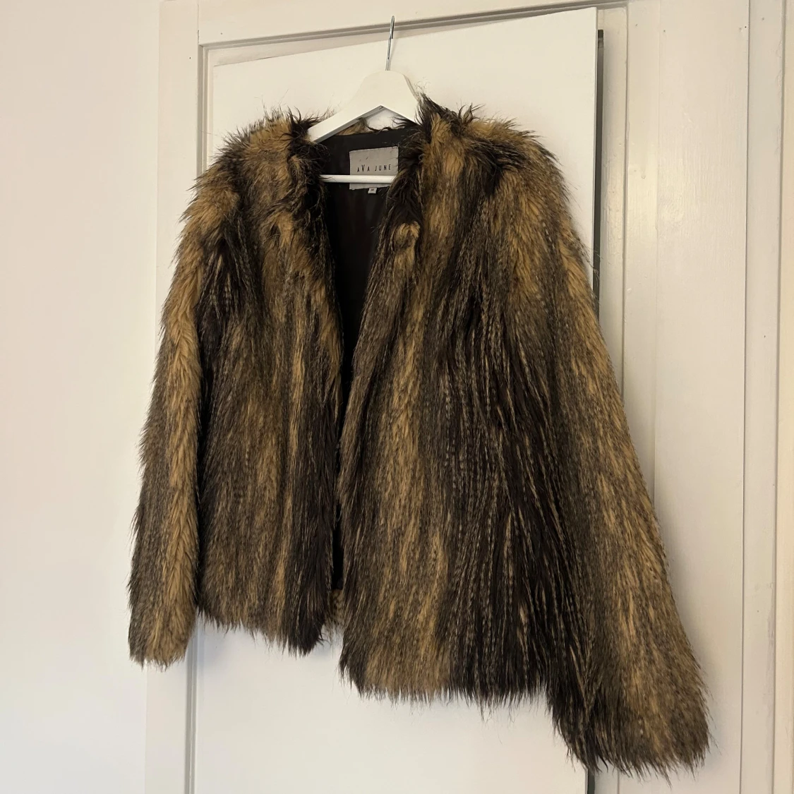 Brun pälsjacka från Ava June