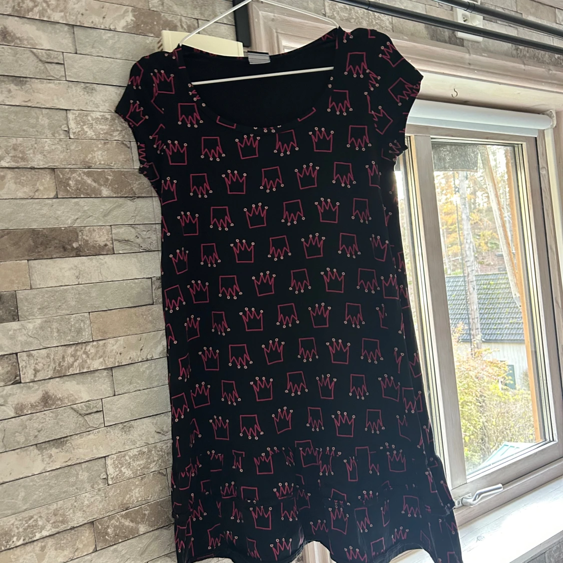 Svart kortklänning med rosa kronor - 1