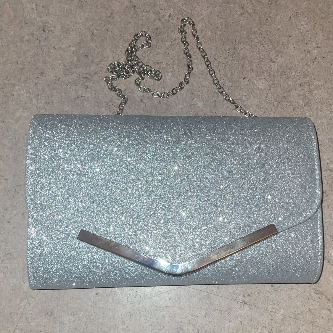 Glittrig silver kuvertväska med kedja - 1