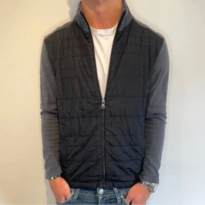 Grå cardigan från Hugo Boss - Riktigt snygg och stilren cardigan från Hugo Boss | Skick: 9/10 | Storlek: S | Nypris: Ca 1 500kr | Modellen är ca 175 cm lång. Skriv vid minsta fundering! Pris kan diskuteras! ✅
