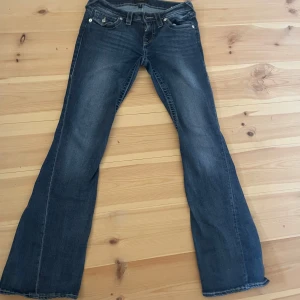 True Religion Joey Low Rise Flare Jeans - Säljer dessa lågmidjade mörkblå true religion jeansen i Joey, pga att jag köpte fel storlek. De är påtestade fåtal gånger och inte alls slitna. Pris kan diskuteras💗