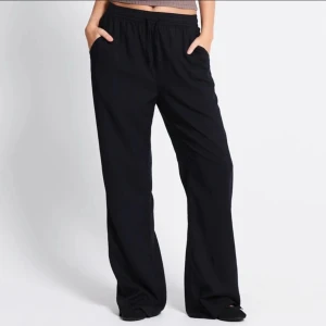 Svarta linnebyxor  - används några gånger, men är i bra skick.  jag är rätt säker på att storleken är M, men skulle kanske kunna vara S. Min nuvarande storlek är S, men vet inte om linnebyxorna M när jag köpte dom. katt o hund finns i hemmet