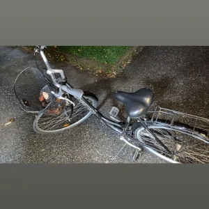 Yosemite Citybike Shimano - Svart Yosemite cykel i bruksskick. Korg fram och pakethållare bak. Handbromsen behöver fixas, därför lågt pris. Går bra att cykla annars. Hämtas på plats 