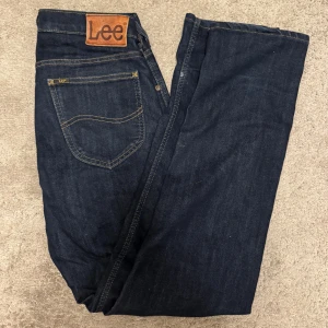 Lee Jeans - Säljer dessa snygga Lee Jeans i en slim fit modell. Storleken är W30 L32 men är nog lite mindre. Dessa har endast använts några gånger och har inga märkvärdiga fläckar eller annat. Ytterbenslängden är 104 cm och midjan är 40 cm. Om du har några frågor eller prisförslag är det bara att skriva. 