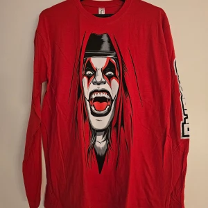 Avatar Country röd långärmad tröja - Säljer en röd långärmad tröja med stort tryck på framsidan. Inget på baksidan och ena ärmen står det Avatar på.