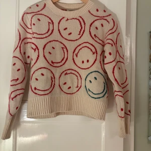 Sandro tröja  - Jätte cool sandro tröja!! Älskarrr den här tröjan men måste tyvärr sälja den nu. Den är inte smutsig eller har ingen defekt. Inte nopprig heller. Jag har använt den några få gånger så den är som ny. Storleken är 0. 🤗