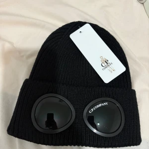 C.P. Company mössa NO SIZE - Helt ny oanvänd CP mössa. Fick den som present men gillar inte den. Hör gärna av vid frågor, pris är ej hugget i sten!