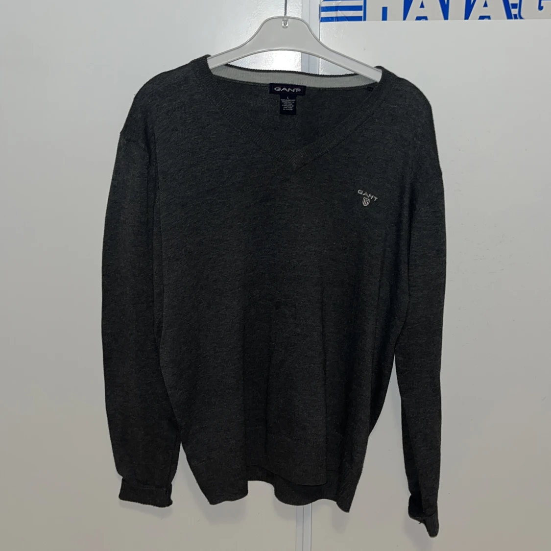Mörkgrå stickad tröja från GANT