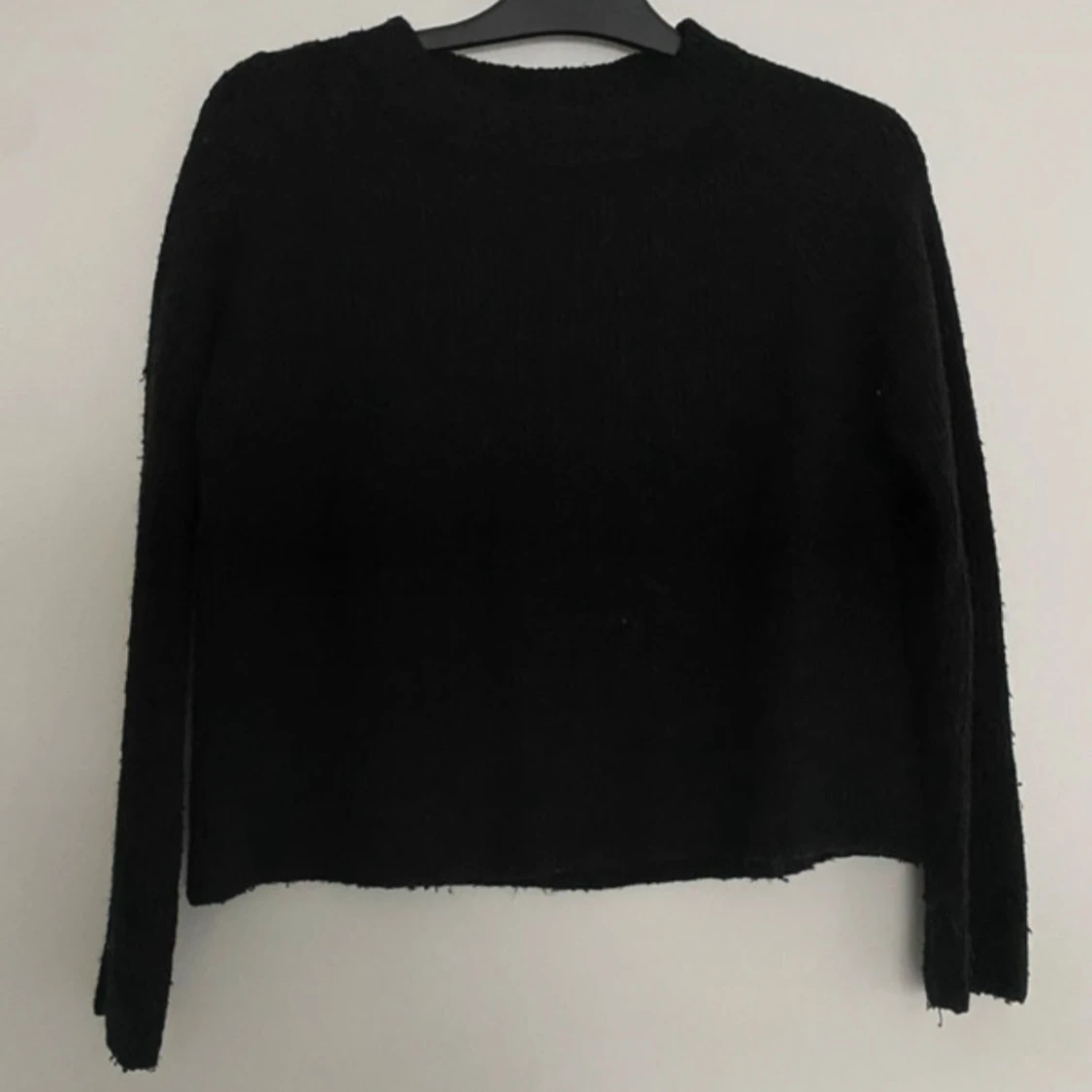 Svart stickad tröja med rund hals - 1