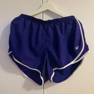 Blå träningsshorts från Varsity Spirit - Träningshorts/cheerleading shorts från Varsity spirit. Använda under 1 säsong, fint skick! 
