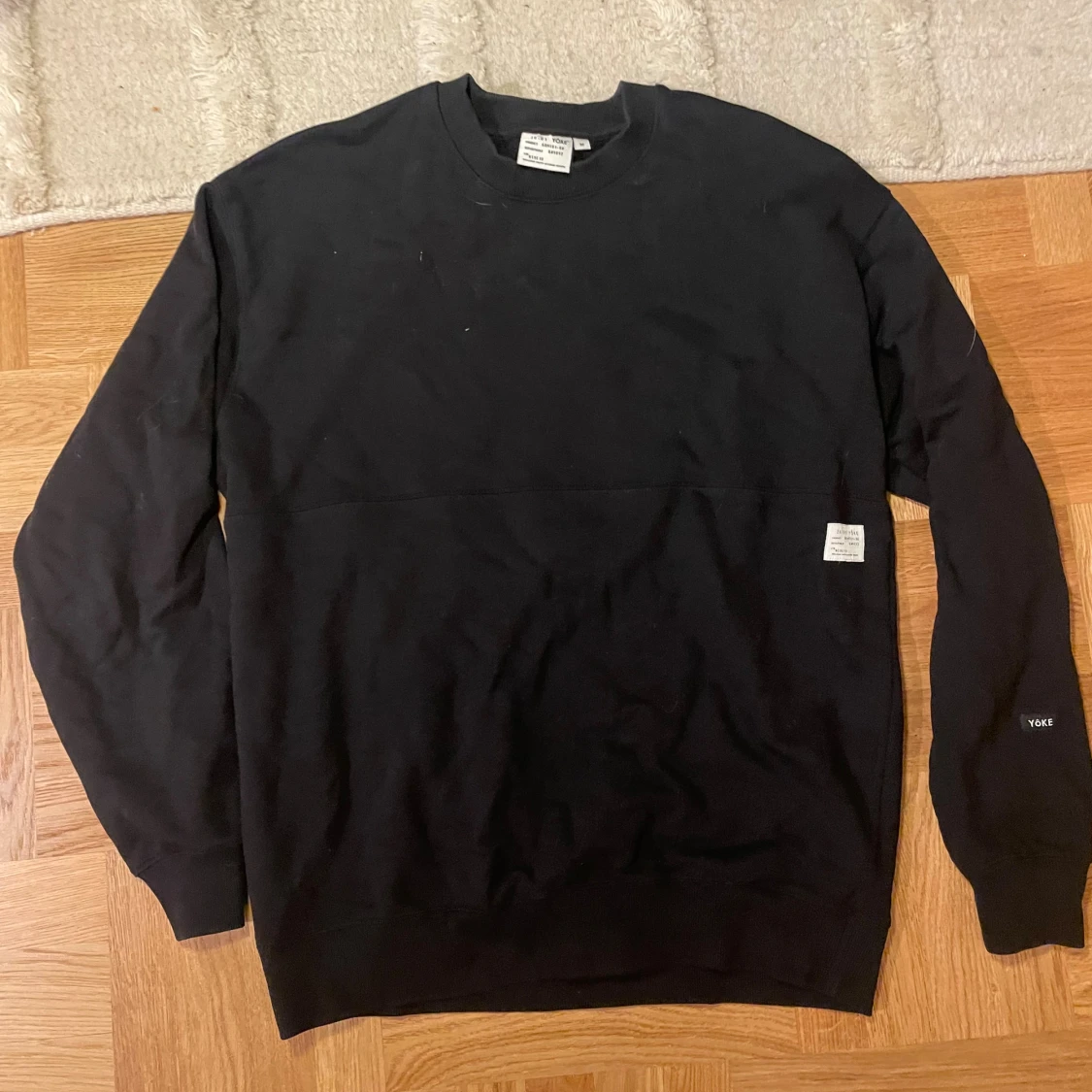 Svart sweatshirt från Yoke, storlek M - 1