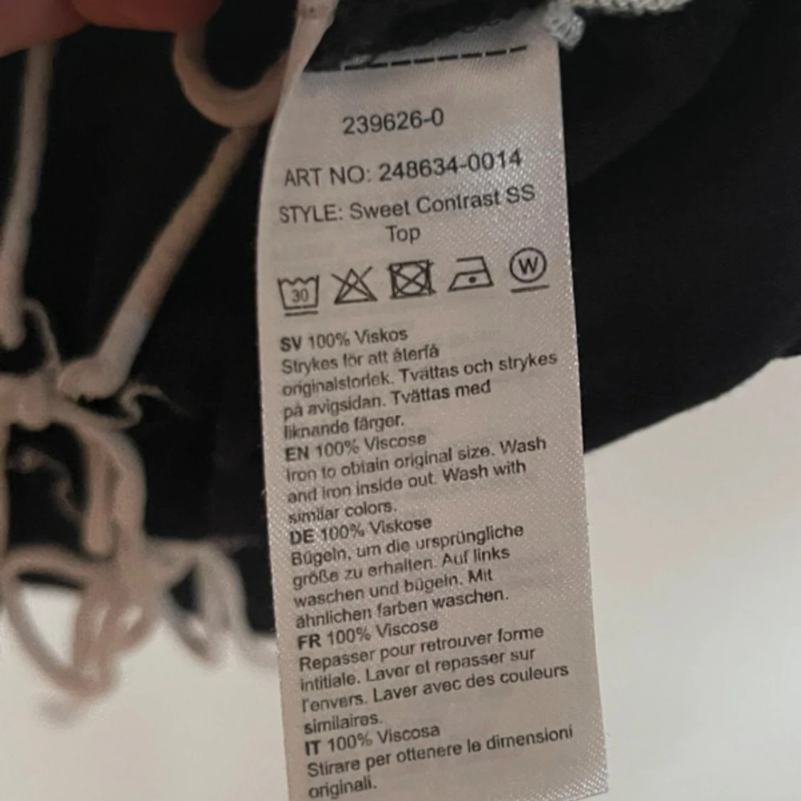 Svart volangtopp med snörning från Nelly - 3