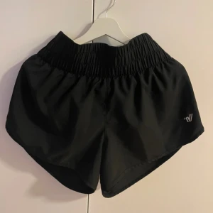 Svarta träningsshorts Varsity Spirit - Träningshorts/cheerleading shorts från Varsity spirit. Använd under 1 säsong, strl M. Fint skick!🖤