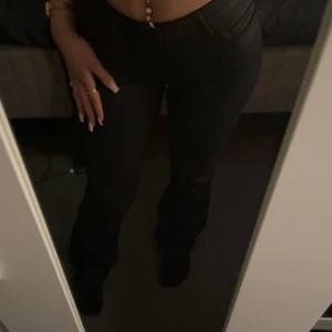 Svarta Skinnbyxor  - Snygga svarta Skinnbyxor med bootcut passform från vero Moda. Dessa kostade 600.