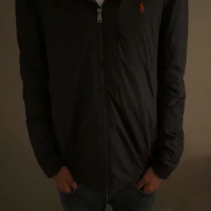 Mörkblå jacka från Polo Ralph Lauren - Jacka från Ralph lauren!🙌 Ny pris runt 3-4 tusen❌ mitt pris 1399✅