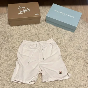 MONCLER BADBYXOR - Tja säljer nu dessa skitsnygga moncler badbyxor. Skicket är väldigt bra förutom en liten defekt på snöret (bild 5). Nypris 1800. Köpt här på plick utan kvitto. Storlek m. Vid intresse skriv till mig!