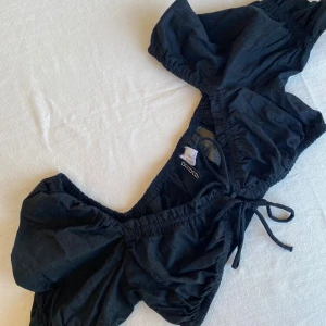 Svart croptop H&M XS - Svart topp t shirt från Divided H&M i storlek XS. 
