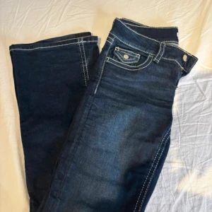 Mörkblå jeans från Gina Tricot - Snygga mörkblå jeans från Gina Tricot i storlek 158. Använda fåtal gånger men inga tecken! Ser helt nya ut, pris går att diskuteras! 🤍