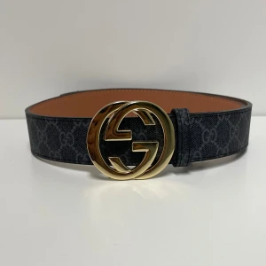 Gucci Bälte - Hejsan, säljer ett helt nytt bälte aldrig tidigare använd. Storlek 110cm. Postar alltid inom 24h efter köpet. Skriv gärna om du har fler frågor.