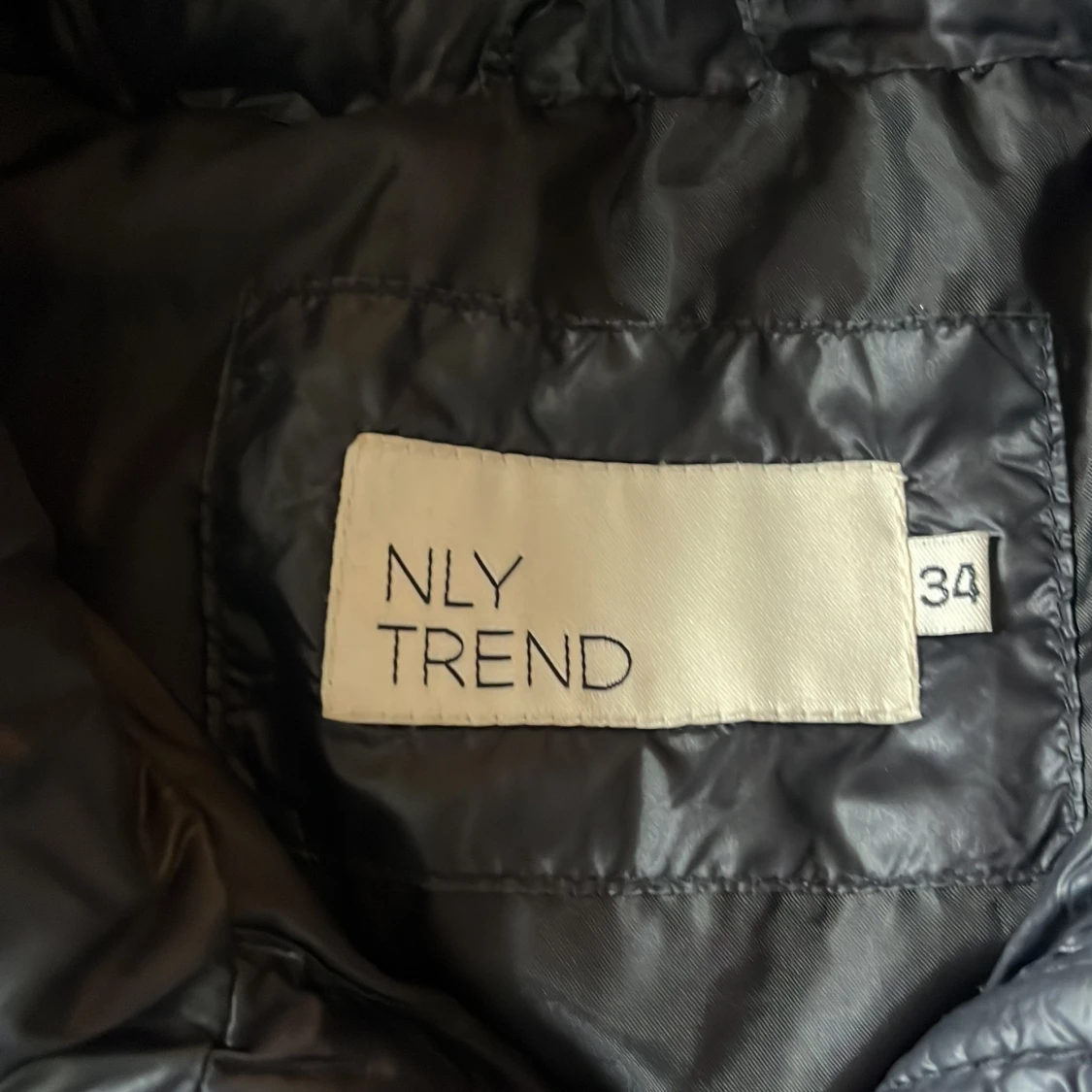 Svart pufferjacka från Nelly  - 3