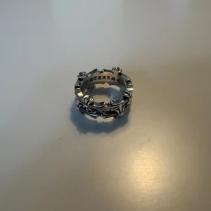 Chrome Hearts Ring - Size 9. 21 Elegant hantverk med lyxig känsla Robust vikt och hög detaljnivå För dig som vill ha stil och edge till rätt pris  Stainless steel Vid köp av två av mina ringar 350kr