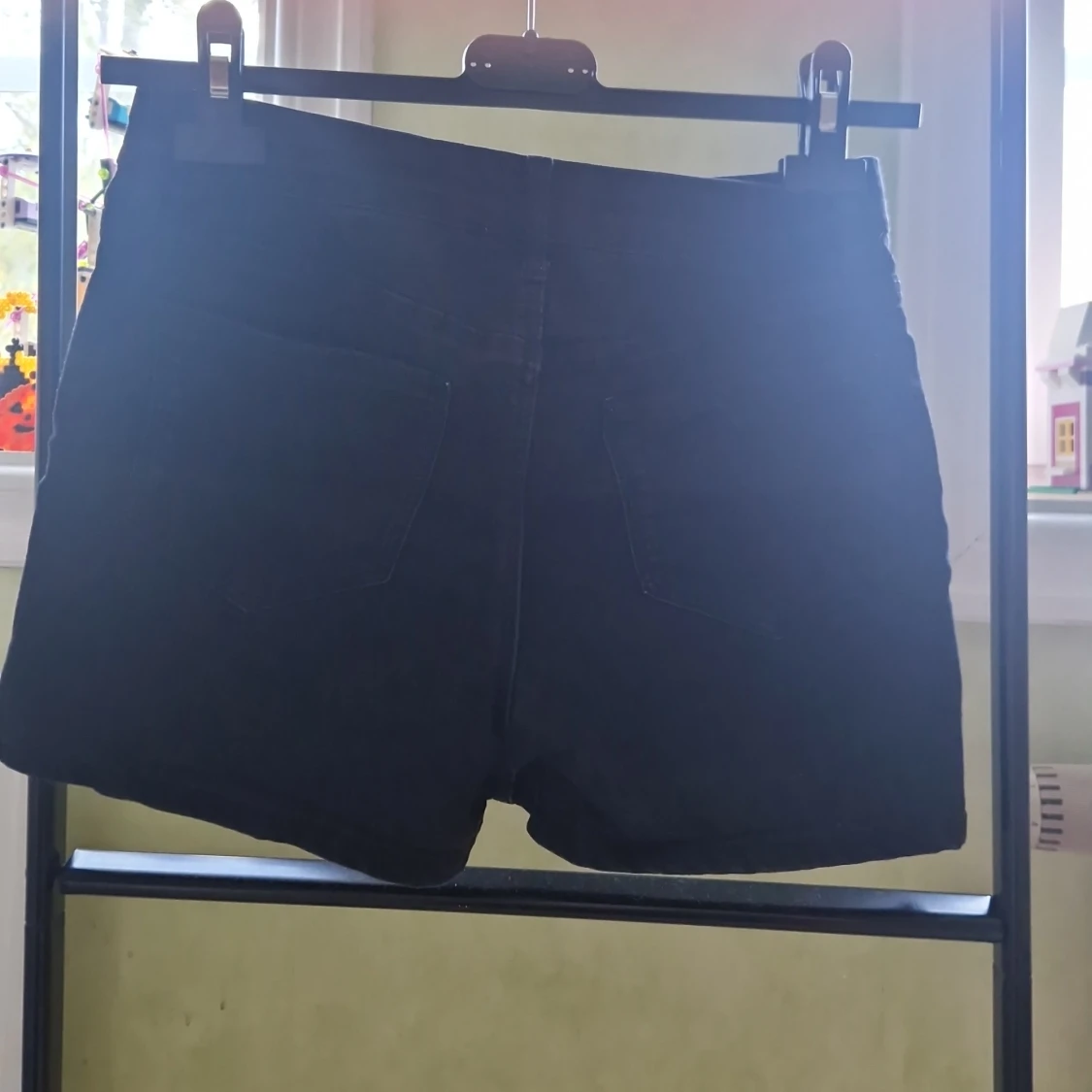 Svarta högmidjade shorts från H&M - 1