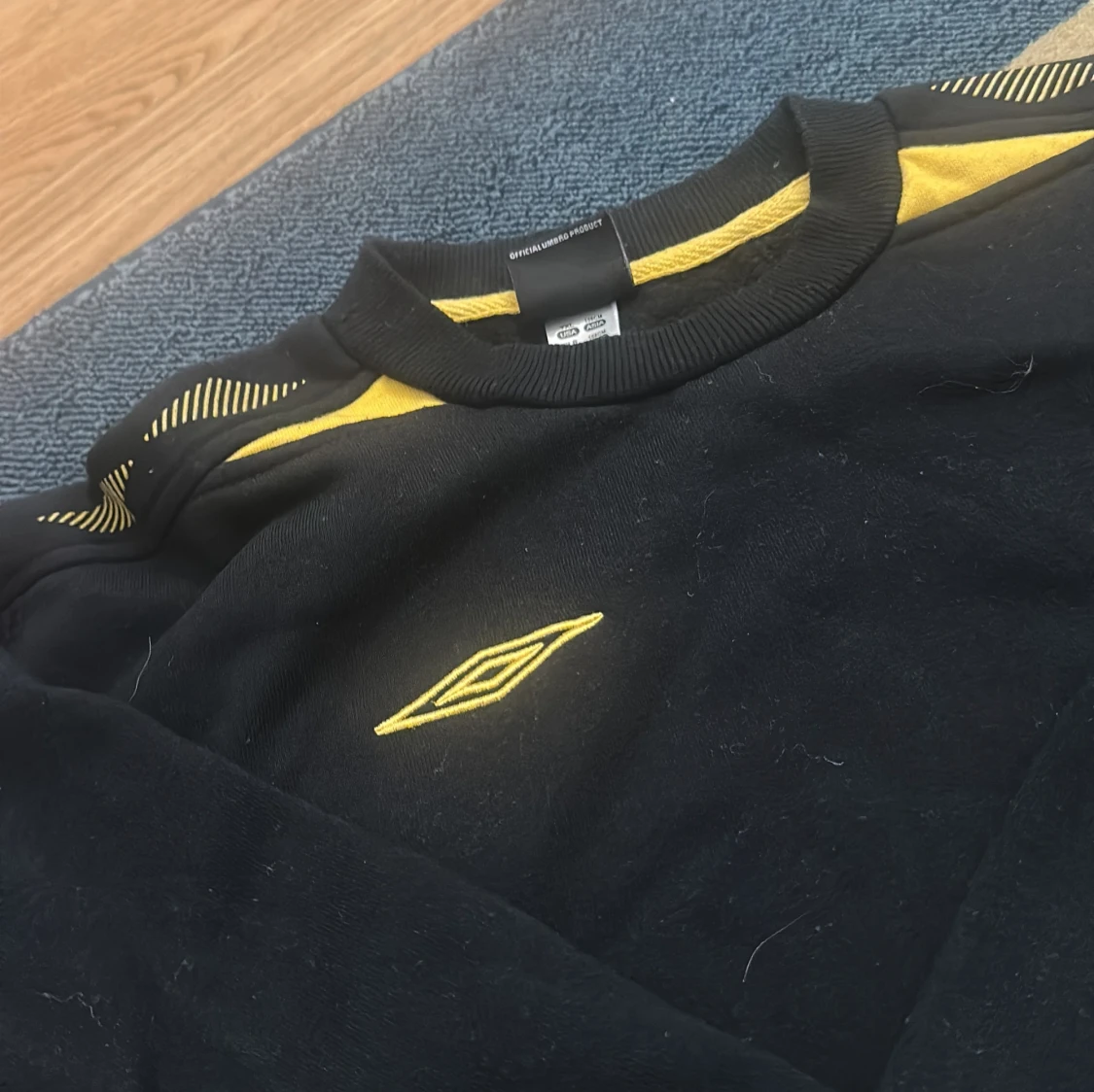 Svart och gul Umbro sweatshirt - 2