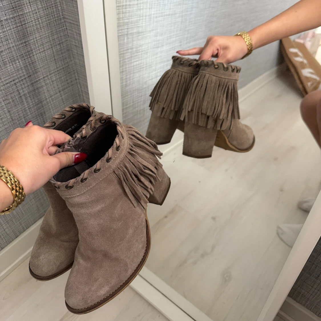 Beige mockaboots med fransar