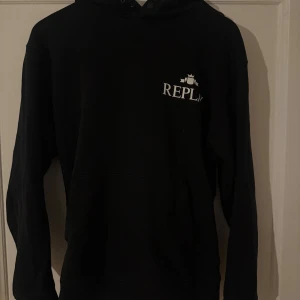 Svart hoodie från Replay - Snygg svart hoodie från Replay i storlek S men passar mig precis o är 183. Den är i bra skick.