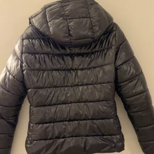 Lager 157 jacka  - Säljer denna lager 157 jackan i svart. I storlek M, den är i väldigt nytt skick och inte andvänd så många gånger. 