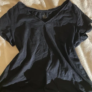 Svart v-ringad t-shirt  - Svart t-shirt från KappAhl. Storlek S