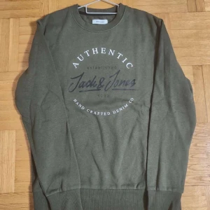 Sweatshirt Storlek M - Jack and Jones sweatshirt storlek M. Snygg  mörkgrön färg, väldigt skön och passar till alla tillfällen. Aldrig använd den är helt ny och fräsch. PRIS KAN DISKUTERAS