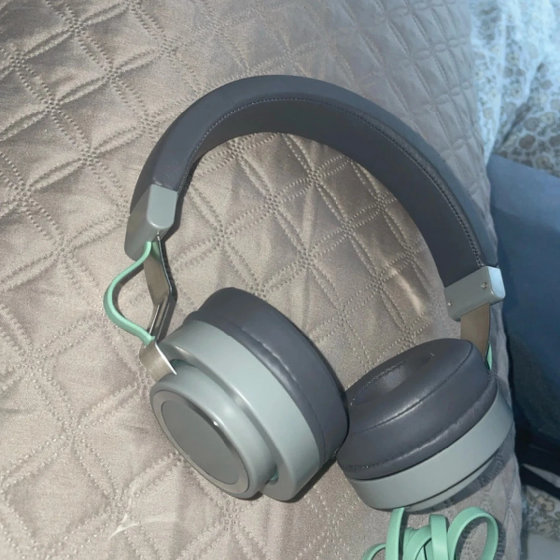 Kabelanslutna over-ear hörlurar - 1