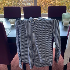 Ralph lauren skjorta  - En Ralph lauren skjorta som vit och blå randig som är bra skick och bara använd några gånger . Skriv till mig om frågor 