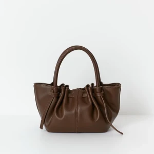 Väska ginatricot slutsåld - Slutsåld väska från ginatricot. En brun Strap detail crossbody bag. Jättefin väska, har aldrig använt💕