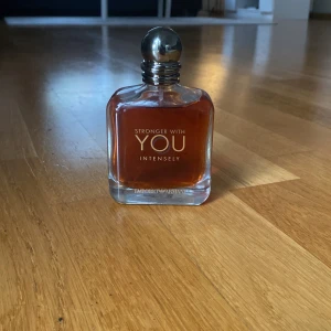 Stronger With You Intensely 100ml -  Säljer en Emporio Armani Stronger With You Intensely, 100ml. Det är ca 95ml kvar av flaskan. Kan gå ner i pris vid snabbäffär.