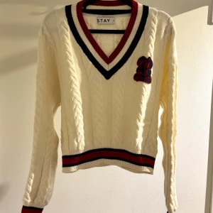 Vit stickad kofta - Stay - Snygg stickad tröja med klassiska college-detaljer i rött och marinblått. Väldigt trendig och perfekt om du gillar preppy aesthetic. I toppskick och väldigt mjuk.  📍 Endast upphämtning i centrala Jönköping  #preppysweater #collegestyle #stickadtröja #secondhandfynd #luminaox #jönköping